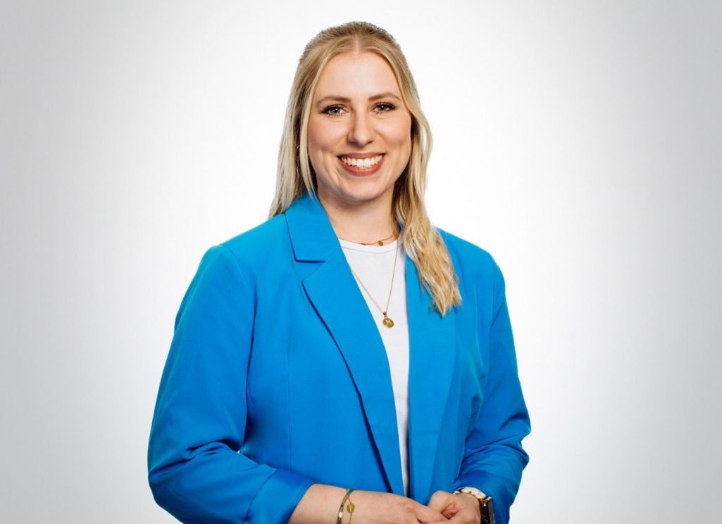 Michelle Germes im blauen Blazer